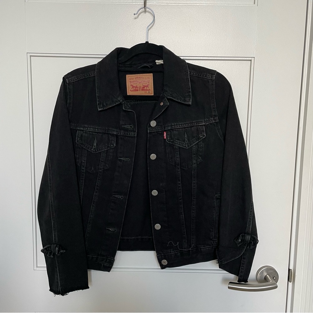 LEVI’s black denims jacket size M